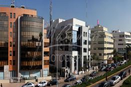 Image du Maroc Professionnelle de  Les bâtiments des sociétés installées sur la colline, situé au cœur du premier parc d'affaires marocain prospère dans le nouveau quartier d'affaires de Sidi Maârouf à mi- chemin entre l'Aéroport international Mohamed V et le centre ville de Casablanca, le Lundi 23 Décembre 2008. (Photo / Abdeljalil Bounhar)


 



